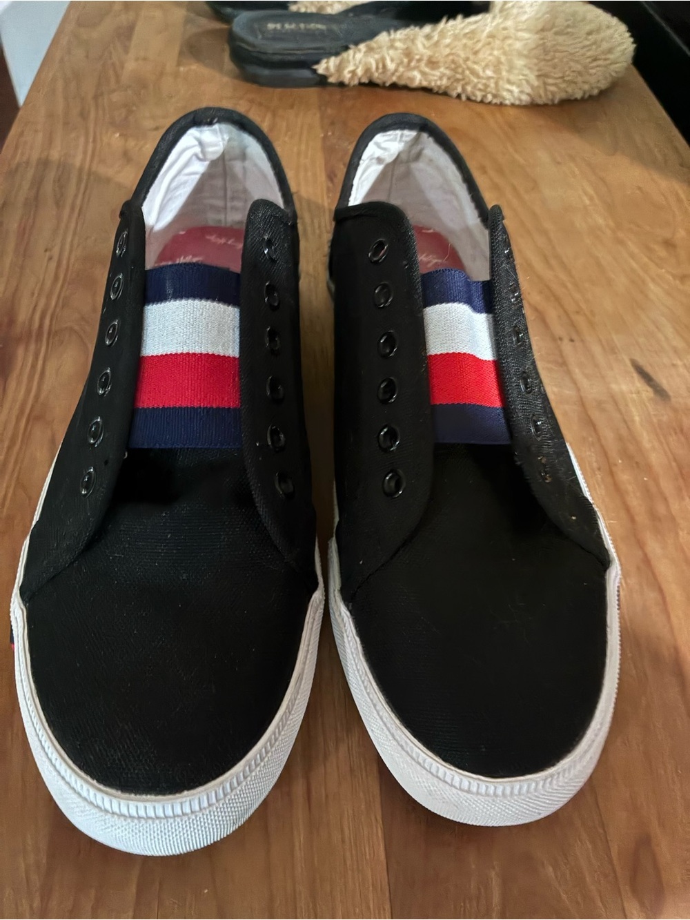 Tommy Hilfiger women's Anni Black Slip-On Canvas Sneakers with Accent sz 9